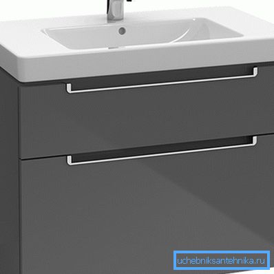 Lavabo con pedestal y tablero amplio. Lavabo con pedestal y tablero amplio.