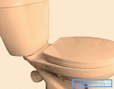El inodoro beige y el mismo lavabo con baño crearán una composición muy agradable. El inodoro beige y el mismo lavabo con baño crearán una composición muy agradable.