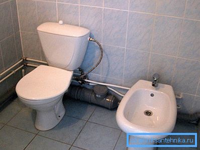 WC con bidet montado. WC con bidet montado.