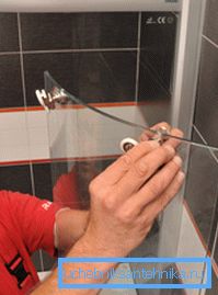 Instalar las ruedas en las puertas. Instalar las ruedas en las puertas.