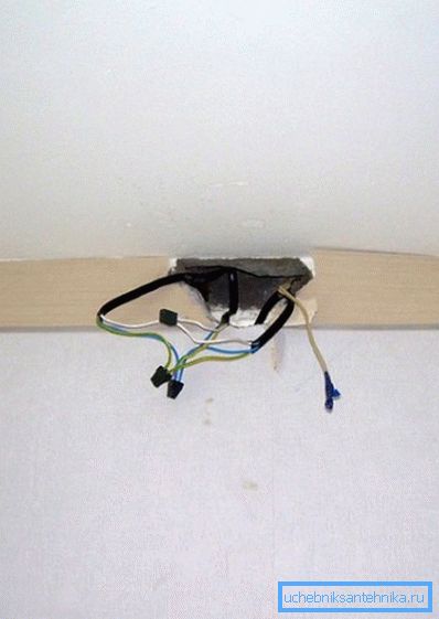 Al instalar calentadores eléctricos, asegúrese de que el cableado pueda soportar la carga. Al instalar calentadores eléctricos, asegúrese de que el cableado pueda soportar la carga.