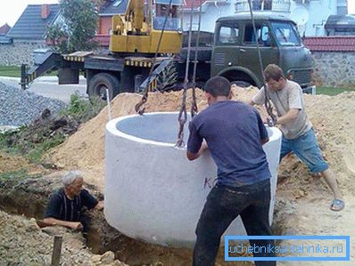 Instalación de anillos de hormigón con grúa.