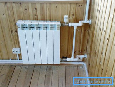 Instalación de un radiador bimetálico con válvulas reguladoras y de parada. Instalación de un radiador bimetálico con válvulas reguladoras y de parada.