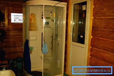 Instalación de la ducha en el campo en el baño.