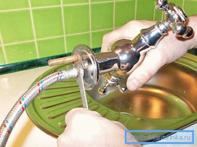 Instalación de la grúa al fregadero: conectamos una manguera flexible. Instalación de la grúa al fregadero: conectamos una manguera flexible.