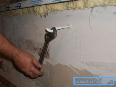 La instalación de soportes para un radiador es una etapa importante del trabajo. La instalación de soportes para un radiador es una etapa importante del trabajo.