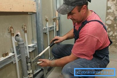 Instalación de un nuevo suministro de agua en el apartamento.