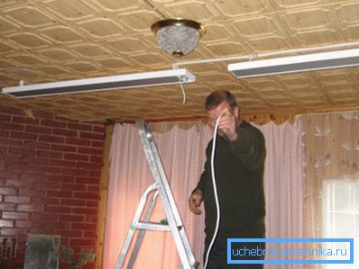 La instalación del dispositivo se asemeja a la conexión de una lámpara convencional. La instalación del dispositivo se asemeja a la conexión de una lámpara convencional.
