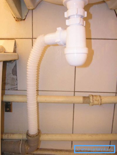 Instalación de un modelo de sifón simple en un fregadero estándar Instalación de un modelo de sifón simple en un fregadero estándar