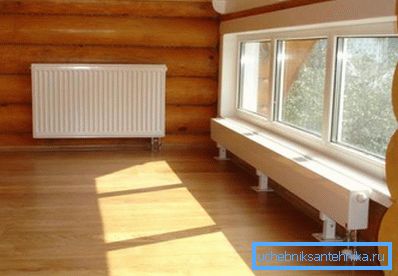La instalación de radiadores en una casa privada se realiza debajo de las ventanas y cerca de las paredes frías. La instalación de radiadores en una casa privada se realiza debajo de las ventanas y cerca de las paredes frías.