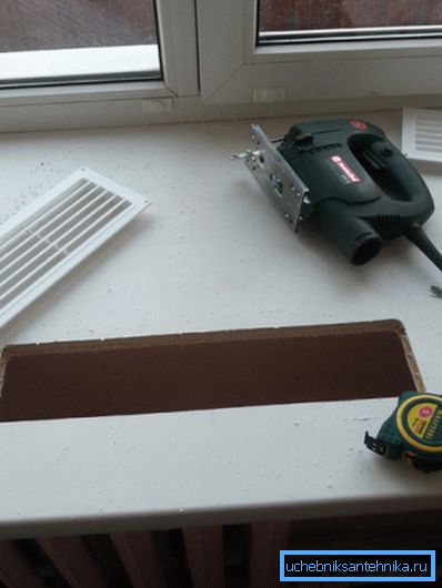 Instalar la rejilla en el alféizar de la ventana es una tarea simple Instalar la rejilla en el alféizar de la ventana es una tarea simple