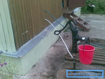 La instalación de una bomba de mano junto con una bomba facilitará en gran medida el flujo de agua y ayudará en situaciones de emergencia cuando se corte la energía eléctrica.