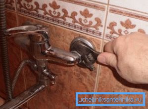 Instalar el grifo en el baño con sus propias manos. Instalar el grifo en el baño con sus propias manos.