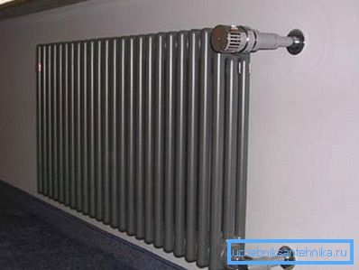 Instalar un radiador de acero es una buena solución. Instalar un radiador de acero es una buena solución.