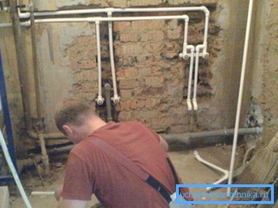 Instalación de tuberías en el baño en las ranuras. Instalación de tuberías en el baño en las ranuras.