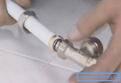 Instalación de boquilla de montaje en metal-plástico.