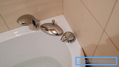 Instalación de una batidora angular para agua a bordo de un baño. Instalación de una batidora angular para agua a bordo de un baño.