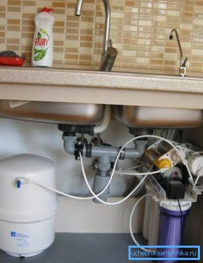 La instalación con capacidad se puede colocar en el estante debajo del fregadero La instalación con capacidad se puede colocar en el estante debajo del fregadero
