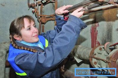Reparar roturas de tubería de acero requiere mucho esfuerzo. Reparar roturas de tubería de acero requiere mucho esfuerzo.
