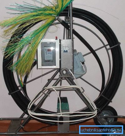El dispositivo para limpiar conductos de aire en esta foto está equipado con un cepillo en un eje flexible. El dispositivo para limpiar conductos de aire en esta foto está equipado con un cepillo en un eje flexible.