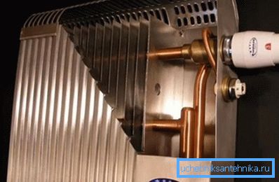 El dispositivo es un radiador de cobre y aluminio. El dispositivo es un radiador de cobre y aluminio.