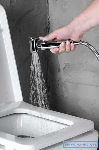 El dispositivo comienza a suministrar agua cuando se presiona la válvula de cierre. El dispositivo comienza a suministrar agua cuando se presiona la válvula de cierre.