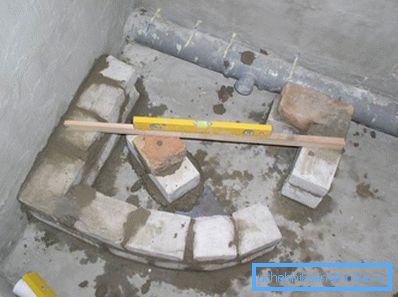 El dispositivo base para el montaje de una ducha de esquina El dispositivo base para el montaje de una ducha de esquina
