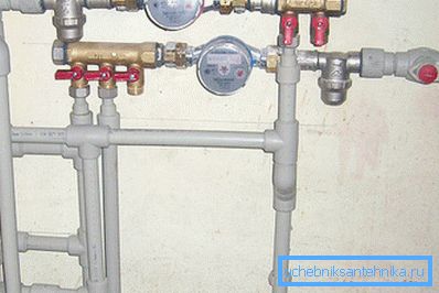 El dispositivo de un sistema de suministro de agua de tuberías de polipropileno en una casa de campo El dispositivo de un sistema de suministro de agua de tuberías de polipropileno en una casa de campo