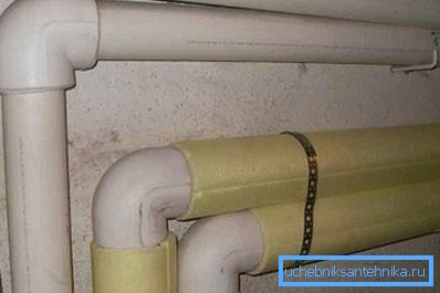 El aislamiento de las tuberías de polipropileno para el suministro de agua fría eliminará la condensación. El aislamiento de las tuberías de polipropileno para el suministro de agua fría eliminará la condensación.