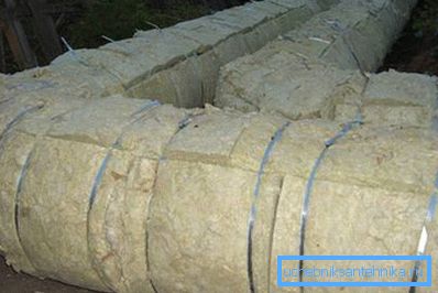 Aislamiento térmico de tuberías con lana mineral. Aislamiento térmico de tuberías con lana mineral.