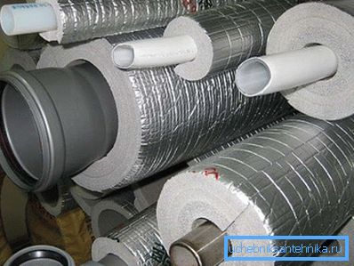 Aislamiento para tuberías de alcantarillado listo para su instalación. Aislamiento para tuberías de alcantarillado listo para su instalación.