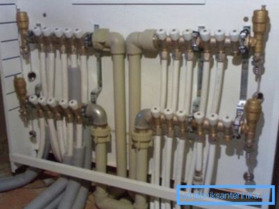 Nudo del sistema interno de suministro de agua de una casa particular. Nudo del sistema interno de suministro de agua de una casa particular.