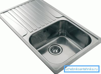 El fregadero estrecho para la cocina con un ala ocupa un espacio muy grande El fregadero estrecho para la cocina con un ala ocupa un espacio muy grande