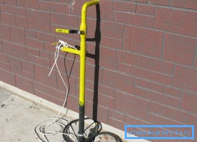 En casas privadas, el gasoducto puede equiparse con una grúa adicional en la calle, de modo que sea posible detener el suministro de gas dentro y fuera del edificio. En casas privadas, el gasoducto puede equiparse con una grúa adicional en la calle, de modo que sea posible detener el suministro de gas dentro y fuera del edificio.