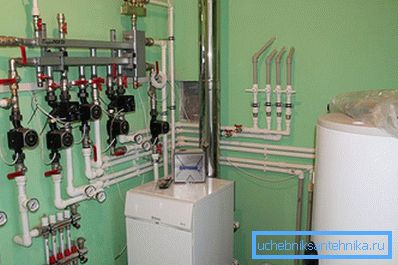 En esta sala de calderas, una bomba de circulación está instalada en cada rama. En esta sala de calderas, una bomba de circulación está instalada en cada rama.