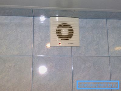 En un apartamento de la ciudad es suficiente instalar ventiladores de extracción en los canales de ventilación. En un apartamento de la ciudad es suficiente instalar ventiladores de extracción en los canales de ventilación.