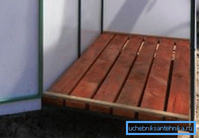 Como palet, las tablas derribadas con algunos huecos para el flujo de agua son muy adecuadas. Como palet, las tablas derribadas con algunos huecos para el flujo de agua son muy adecuadas.