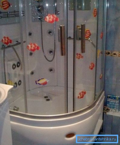 En algunas cabañas hay suficiente espacio para sentarse en silencio y disfrutar del sonido del agua. En algunas cabañas hay suficiente espacio para sentarse en silencio y disfrutar del sonido del agua.