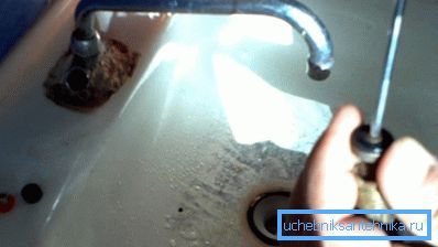En algunos casos, a veces es más fácil reemplazar el mezclador, ya que su vida útil o condición técnica se ha acercado a su límite. En algunos casos, a veces es más fácil reemplazar el mezclador, ya que su vida útil o condición técnica se ha acercado a su límite.