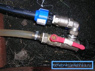 En el punto más bajo de la tubería horizontal o en un área vertical dentro del pozo, se puede insertar un grifo para drenar el agua. En el punto más bajo de la tubería horizontal o en un área vertical dentro del pozo, se puede insertar un grifo para drenar el agua.