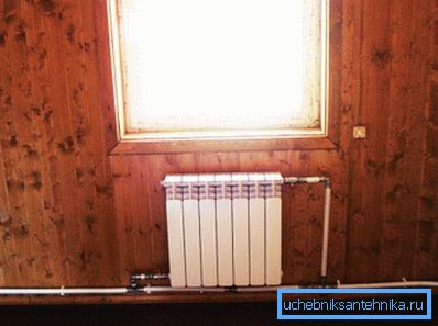 En el sistema de un solo tubo (en la foto), tanto el flujo como la descarga del refrigerante se realizan a través de un solo tubo. En el sistema de un solo tubo (en la foto), tanto el flujo como la descarga del refrigerante se realizan a través de un solo tubo.