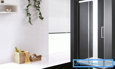 La habitación tiene un rincón de ducha con una sartén baja de 120x90 mm. La habitación tiene un rincón de ducha con una sartén baja de 120x90 mm.