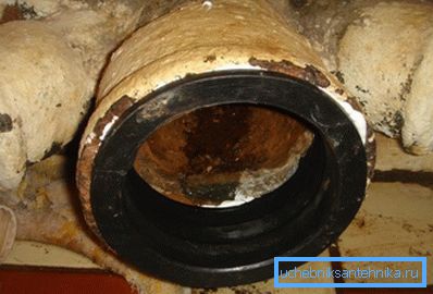 Es necesario insertar un manguito de goma especial en el zócalo del tubo vertical vertical, que está diseñado para la conexión estrecha de tuberías de hierro fundido y de plástico. Es necesario insertar un manguito de goma especial en el zócalo del tubo vertical vertical, que está diseñado para la conexión estrecha de tubos de hierro fundido y plástico.