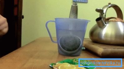 En solución de ácido cítrico. En solución de ácido cítrico.