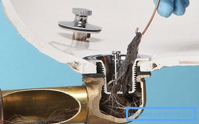 En el baño, la causa más común de obstrucciones es el lavado del cabello en el lavabo. En el baño, la causa más común de obstrucciones es el lavado del cabello en el lavabo.
