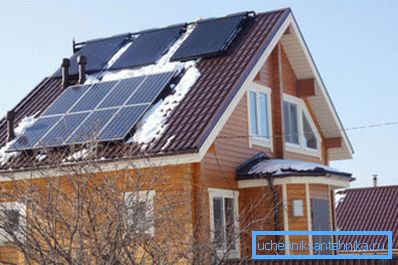En la parte superior del techo vemos tres colectores solares al vacío. En la parte superior del techo vemos tres colectores solares al vacío.