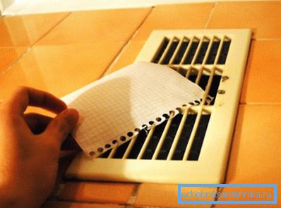 En clima ventoso, el rendimiento de la ventilación natural aumenta varias veces. En clima ventoso, el rendimiento de la ventilación natural aumenta varias veces.