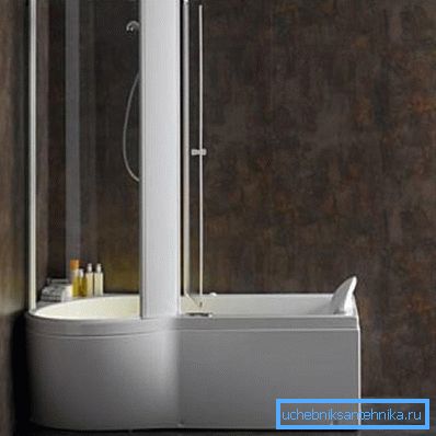 Baño combinado con un sistema de ducha Albatros. Baño combinado con un sistema de ducha Albatros.