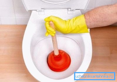 También puede limpiar las tazas del inodoro con un émbolo si, por supuesto, el diámetro de la taza es más grande que el orificio de drenaje (como se muestra en la foto) También puede limpiar las tazas del inodoro con un émbolo si, por supuesto, el diámetro de la taza es más grande que el orificio de drenaje (como se muestra en la foto)