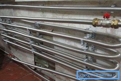 Opción de un tubo corrugado para calentar desde un acero inoxidable. Opción de un tubo corrugado para calentar desde un acero inoxidable.